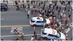 Xe cảnh sát New York lao vào đám đông biểu tình