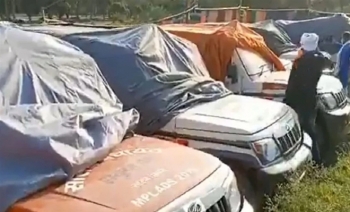Dàn xe cứu thương phủ bạt, để không gây tranh cãi ở Ấn Độ