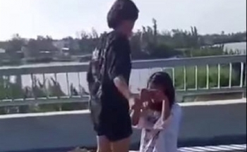 Phẫn nộ nữ sinh lớp 7 bị đánh tới tấp, lột đồ trên cầu ở Quảng Nam