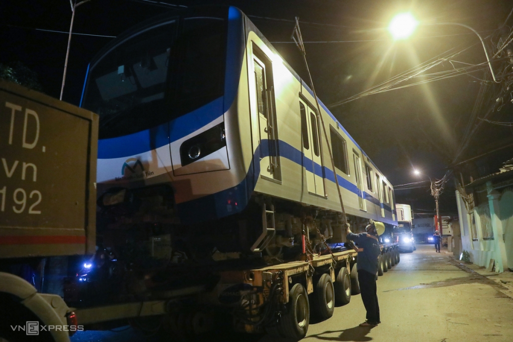 3 giờ vận chuyển toa metro về TP Thủ Đức