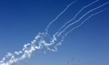 Hamas phóng rocket hạng nặng vào sân bay Israel