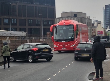 Dùng xe bus giả đánh lừa CĐV quá khích, Liverpool tới sân Old Trafford an toàn