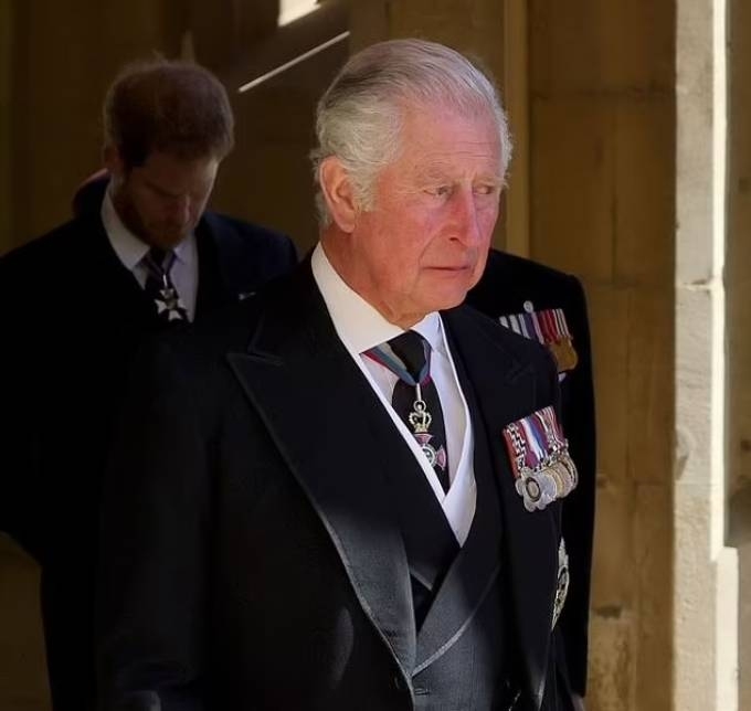 Trợ lý hoàng gia muốn Harry   Meghan từ bỏ tước hiệu
