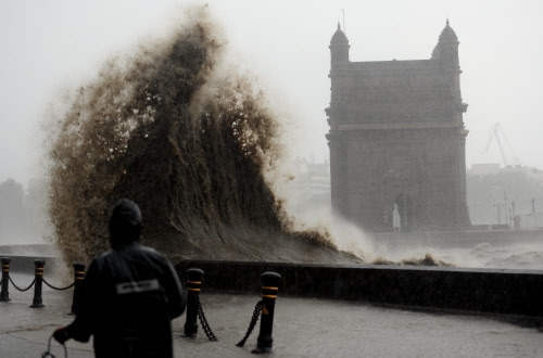 Ấn Độ: Siêu bão mạnh nhất 20 năm đổ bộ, 21 người thiệt mạng - 1