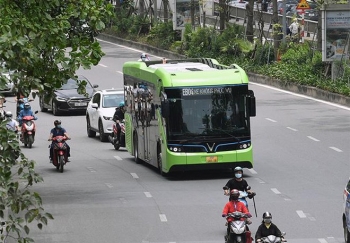 Vinbus thử nghiệm lộ trình trên đường phố Thủ đô trước khi chính thức vận hành