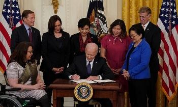 Biden ký luật bảo vệ người gốc Á