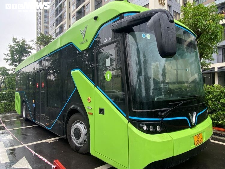 Chiếc xe buýt điện VinFast lần đầu tiên xuất hiện ở TP.HCM - 5