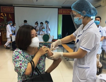 "10 ngày tiêm xong 100.000 liều vaccine COVID-19 cho công nhân Bắc Giang"