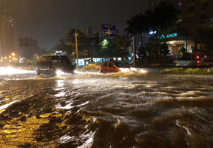 duong sai gon ngap lut banh xe trong dem du co sieu may bom