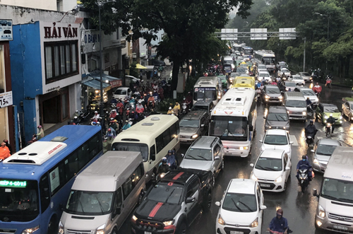 cua ngo san bay tan son nhat ket cung trong mua ngap