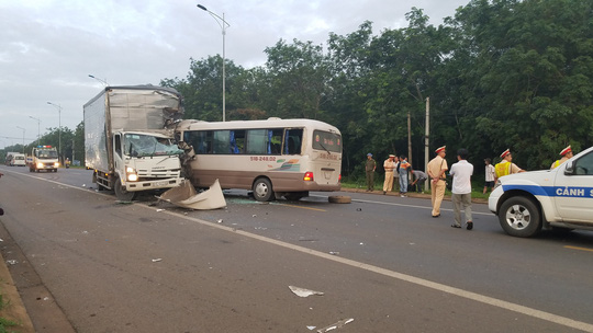 xe khach tong xe tai tren quoc lo 20 18 nguoi vao cap cuu