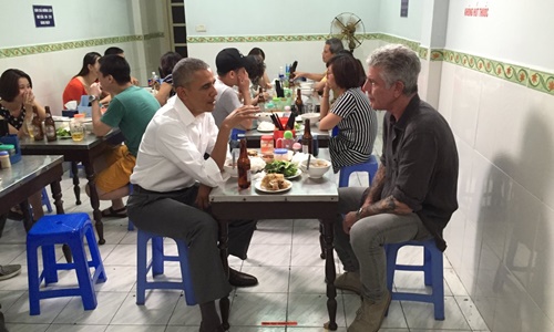 dau bep tung an bun cha cung obama tai ha noi tu tu o tuoi 61