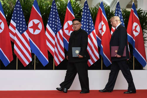 ly do kim jong un khong deo huy hieu khi gap trump