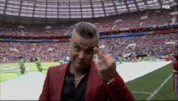 robbie williams len tieng ve ngon tay thoi o world cup