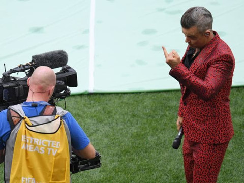 robbie williams len tieng ve ngon tay thoi o world cup