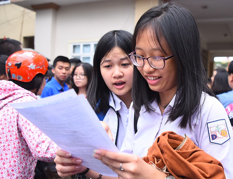 thi sinh ha noi vui ve vi de ngu van vua suc