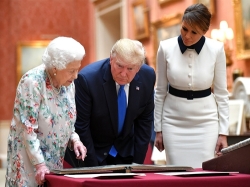 Đệ nhất phu nhân Mỹ 'chữa ngượng' cho chồng trước mặt Nữ hoàng Anh