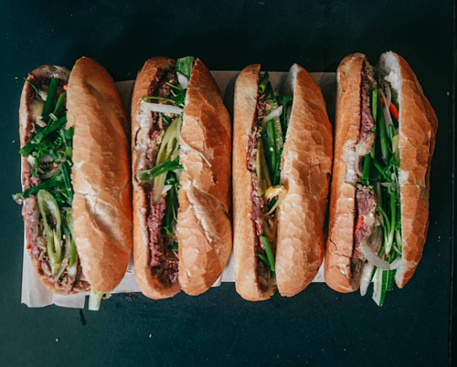 banh mi sai gon tu binh dan den tien trieu len bao nuoc ngoai