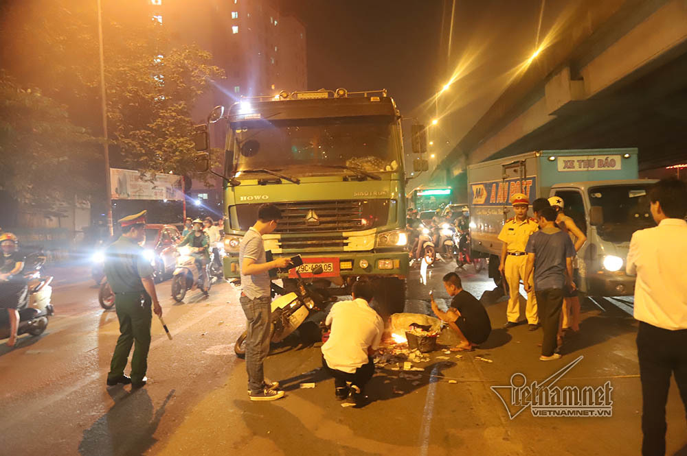 xe tai cuon 2 phu nu dung den do vao gam 1 nguoi chet o ha noi