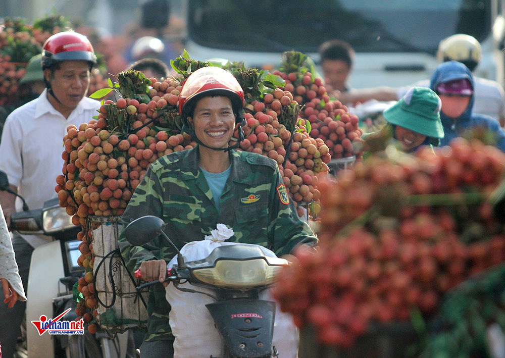 xe tai tap nap cho vai thieu di xuat khau va nu cuoi quen nang nong