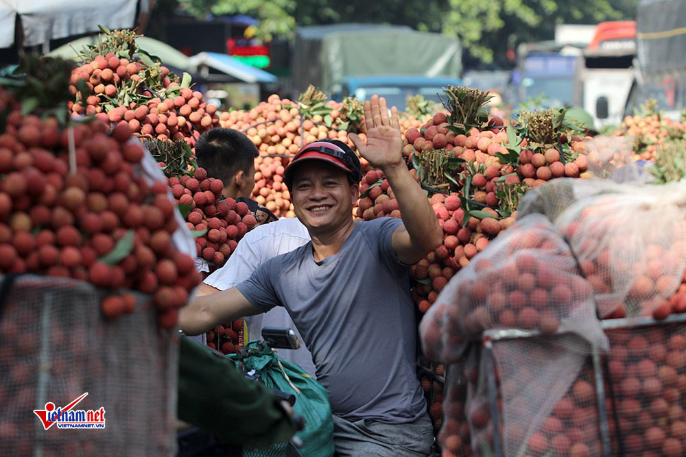 xe tai tap nap cho vai thieu di xuat khau va nu cuoi quen nang nong