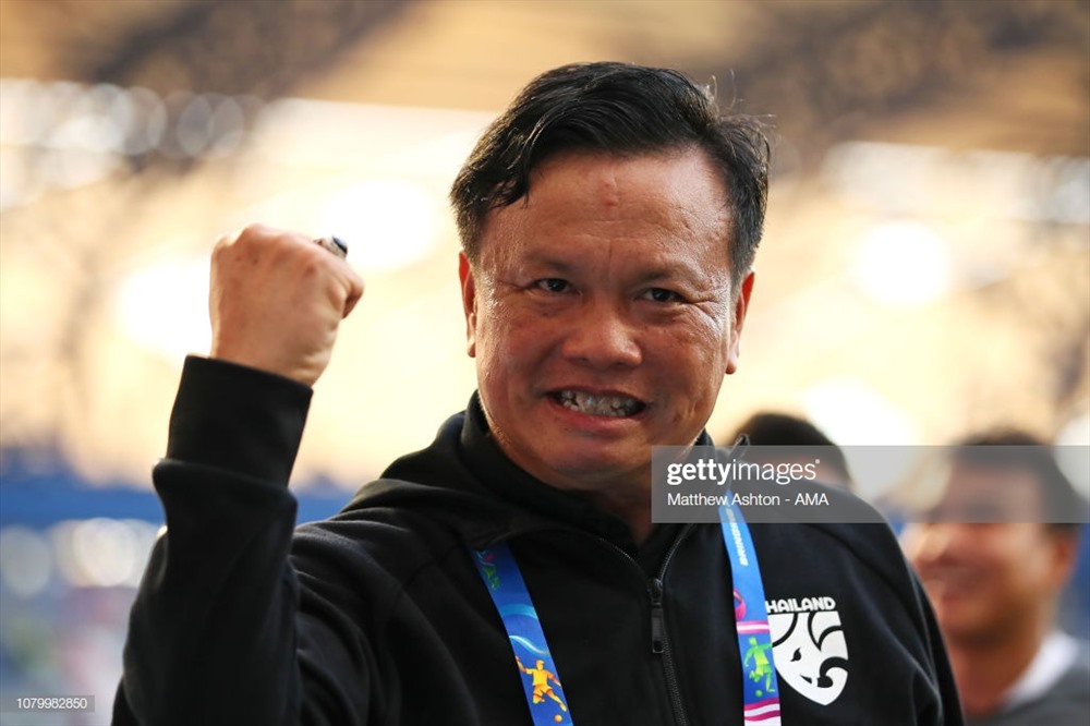 hlv truong thai lan chinh thuc tu chuc sau tham bai o kings cup 2019