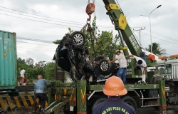 vu container lua oto co den 4 nguoi trong 1 gia dinh tu nan