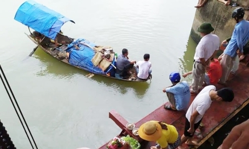 tim thay thi the 2 ba chau bi lat thuyen o hai phong