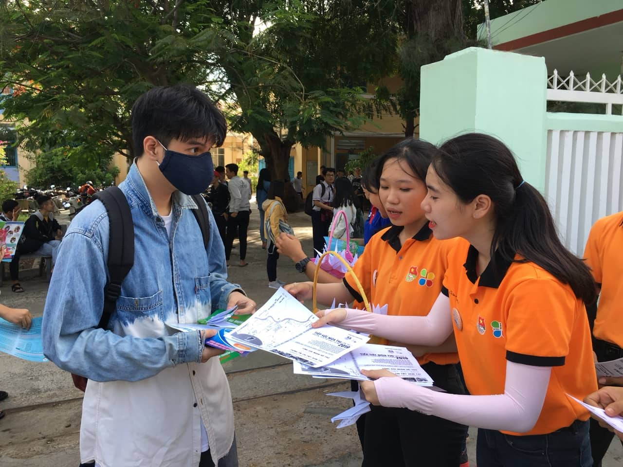 xoi ruoc banh mi theo chan si tu den truong thi tu sang som