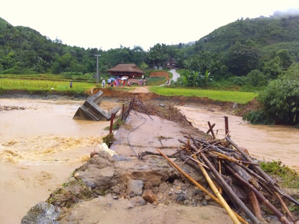 lao cai mua lu lam sap cau nhieu canh dong bi ngap sau