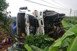 da nang oto va cham voi xe may 2 thanh nien bi thuong nang