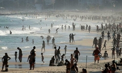 Người Brazil đổ ra bãi biển