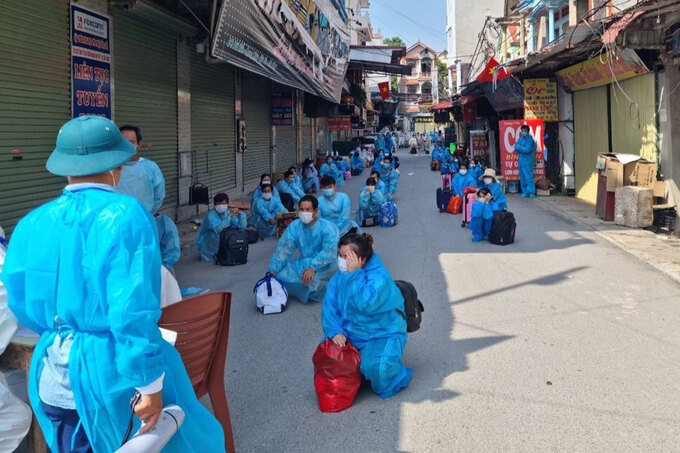 Chuyển công nhân khỏi ổ dịch ở Bắc Giang