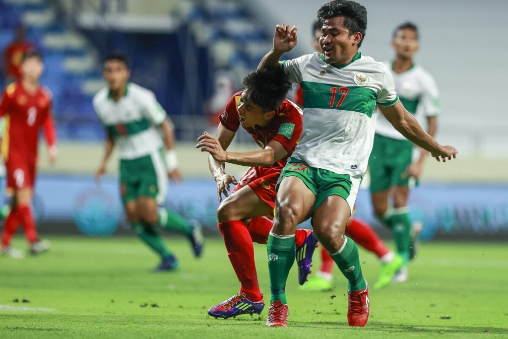 Cầu thủ Indonesia đạp tung người Tuấn Anh VnExpress
