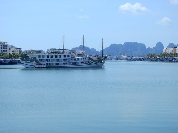 Quảng Ninh mở cửa dịch vụ, du lịch