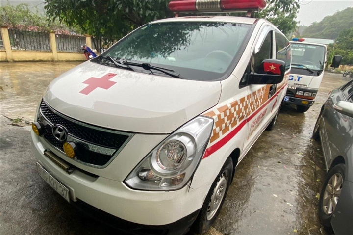 Phát hiện xe cứu thương hú còi ưu tiên chở 12 người ở Bắc Ninh đi Sơn La - 1