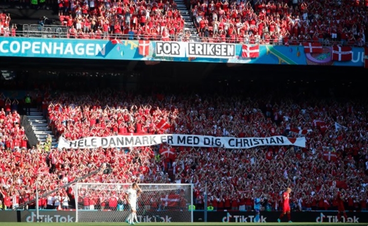 Cầu thủ Đan Mạch, Bỉ dừng bóng cổ vũ Eriksen, Lukaku rơi nước mắt - 1