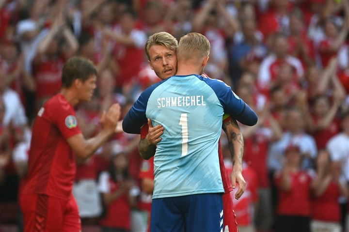 Cầu thủ Đan Mạch, Bỉ dừng bóng cổ vũ Eriksen, Lukaku rơi nước mắt - 4