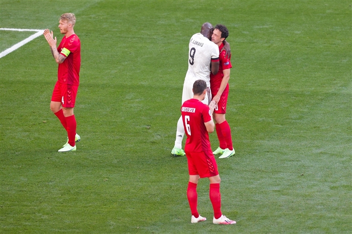 Cầu thủ Đan Mạch, Bỉ dừng bóng cổ vũ Eriksen, Lukaku rơi nước mắt - 2