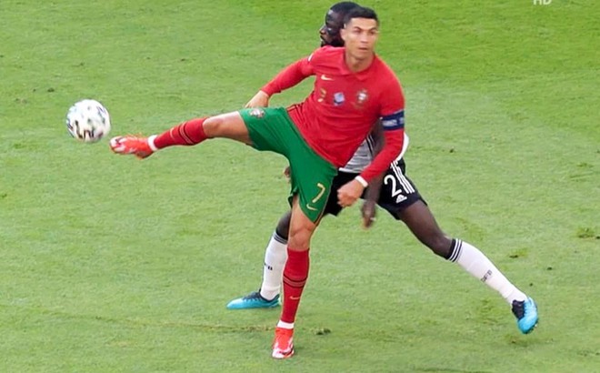Ronaldo bị cho l&agrave; 'kẻ ngốc' với h&agrave;nh động coi thường đối thủ ảnh 1