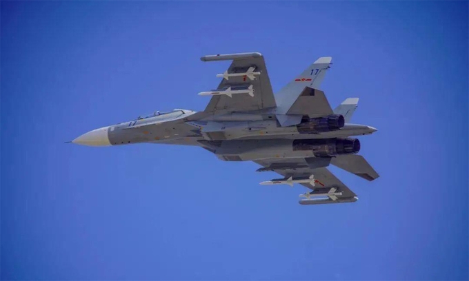 Tiêm kích Trung Quốc dọa tấn công máy bay nước ngoài