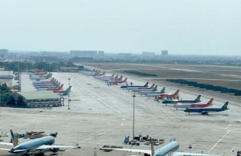 Máy bay "đắp chiếu" la liệt, sân bay Nội Bài đóng cả đường băng làm chỗ đỗ
