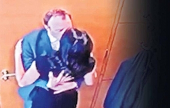 Bộ trưởng Anh lộ ảnh hôn trợ lý trong văn phòng