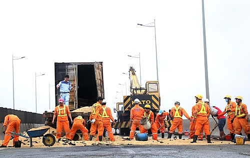 vu hai oto chay tren cao toc long thanh xe container dang dau sua chua