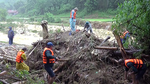 300 nguoi tim kiem nan nhan bi lu cuon o thanh hoa