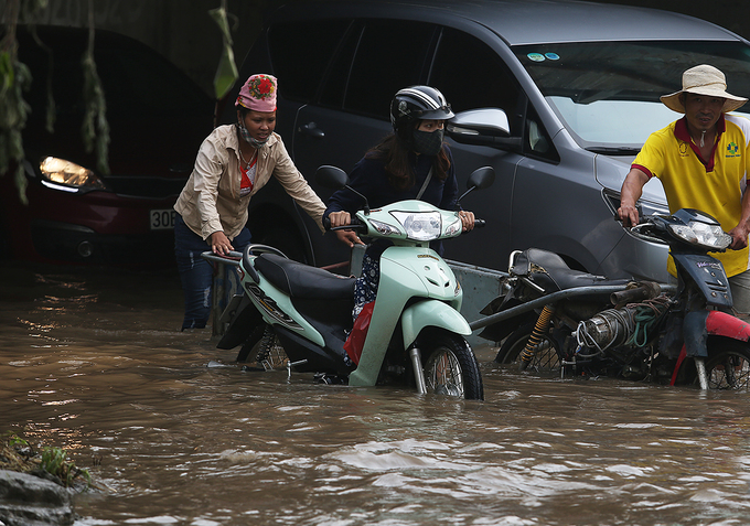 nuoc ngap o ha noi khien nhieu xe rung bien so hong bugi