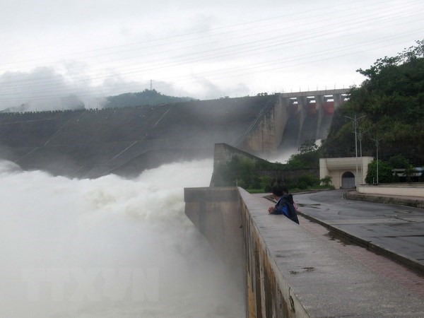 thuy dien hoa binh dong mot cua xa day vao 12 gio ngay 237