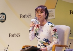 chuyen nguoi viet di may bay thanh chu diem tai forbes global ceo