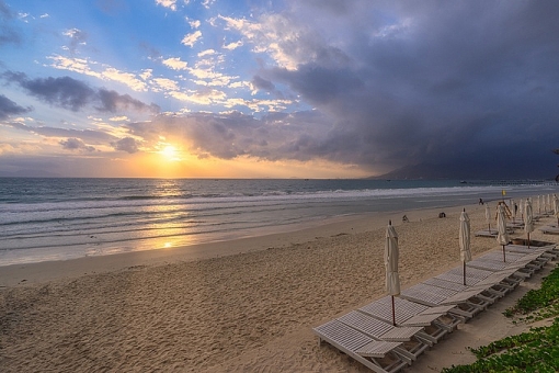 ba diem den noi tieng voi bien xanh muoi trang gan nha trang