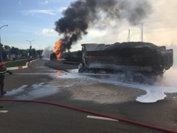 Xe tải và xe bồn bốc cháy dữ dội sau va chạm, ít nhất 2 người tử vong